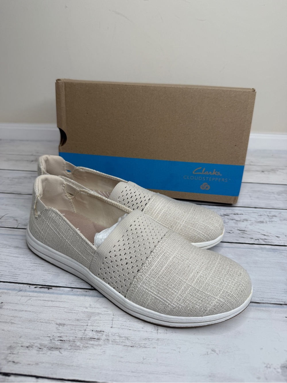 Clarks Women's Slip-On Flats in Light Tan Linen, shimmer shiny thread